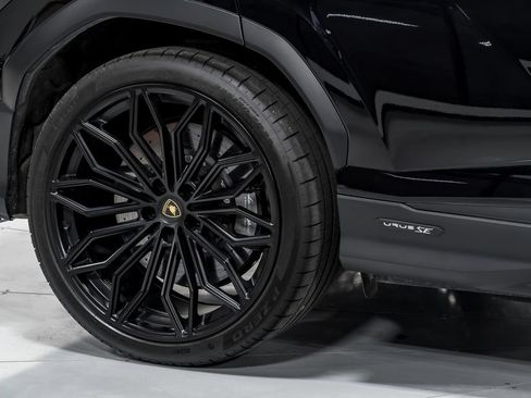 Used 2025 Lamborghini Urus SE AWD/4WD image 56