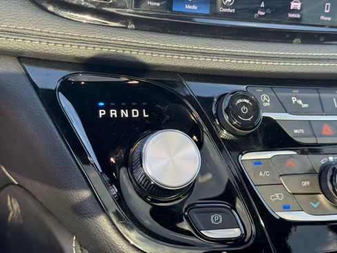 Used 2025 Chrysler Pacifica Limited image 24