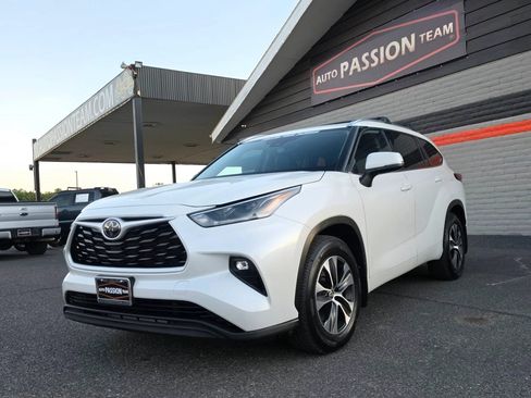 Used 2021 Toyota Highlander XLE FWD image 1