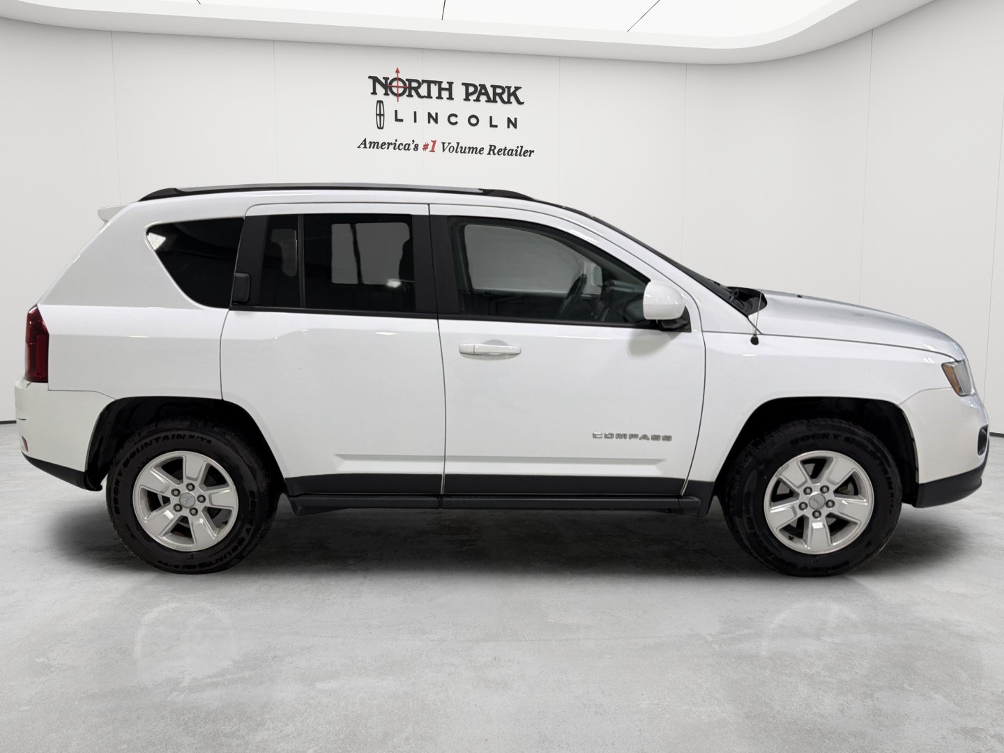 Used 2016 Jeep Compass Latitude FWD image 6