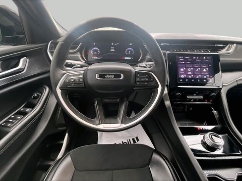 Used 2025 Jeep Grand Cherokee Altitude AWD/4WD image 6
