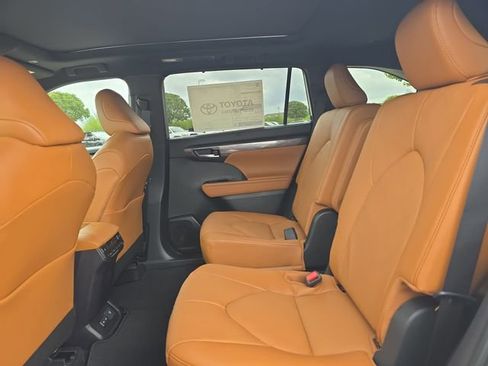 New 2026 Toyota Highlander Platinum image 15