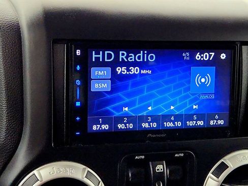 Used 2016 Jeep Wrangler Unlimited Rubicon AWD/4WD image 18