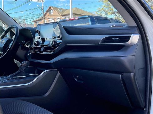 Used 2021 Toyota Highlander LE AWD/4WD image 14