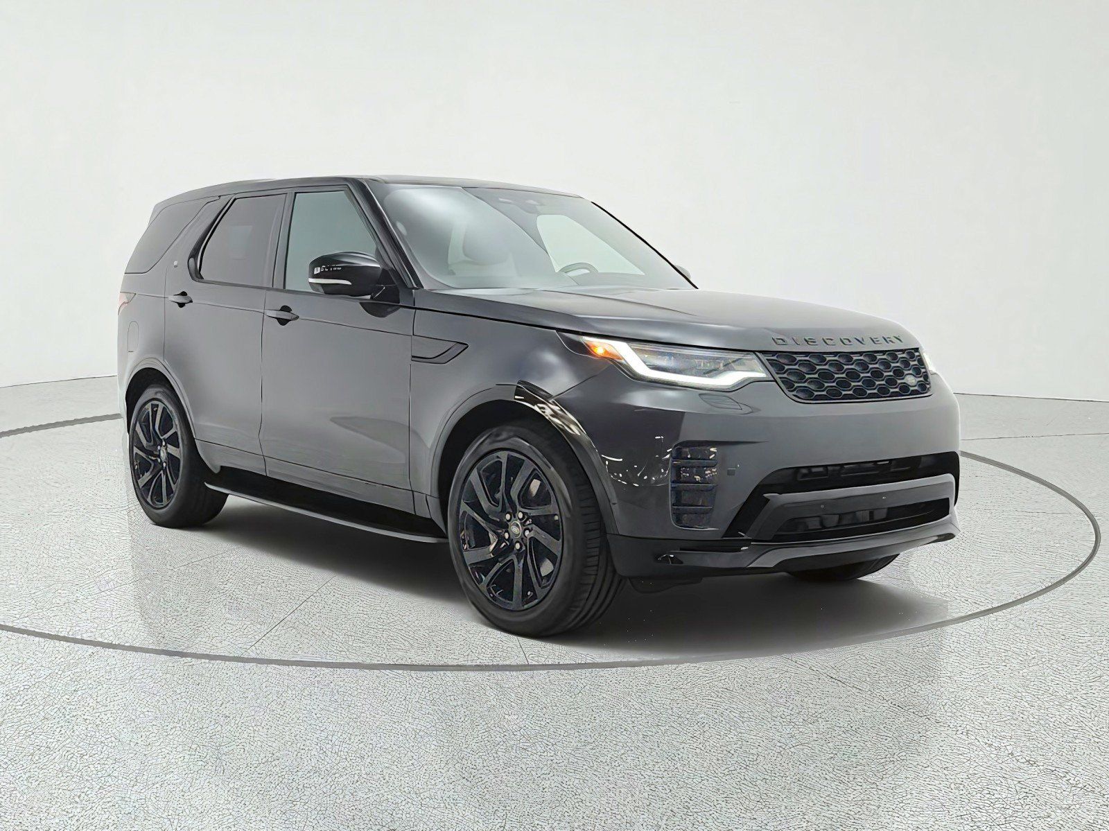 Used 2024 Land Rover Discovery Dynamic SE AWD/4WD image 3