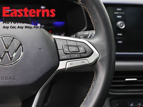 Used 2022 Volkswagen Taos SE w/ Panoramic Sunroof Package FWD image 16