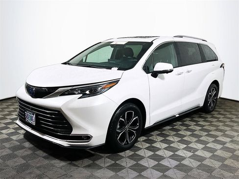 Certified 2025 Toyota Sienna Platinum image 4