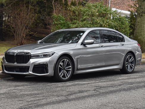 Used 2021 BMW 750i xDrive w/ Executive Package image 2