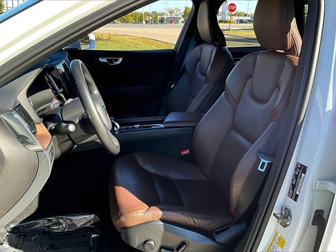 Used 2022 Volvo XC60 B5 Momentum w/ Advanced Package image 17