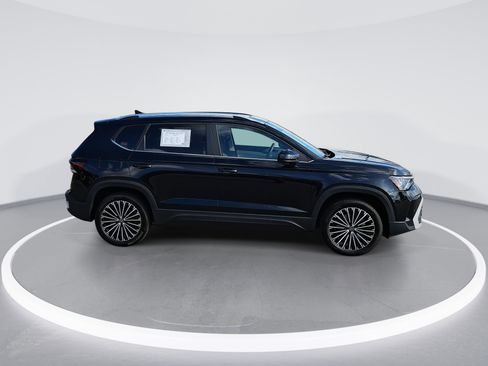 Used 2025 Volkswagen Taos SE w/ Panoramic Sunroof Package image 2