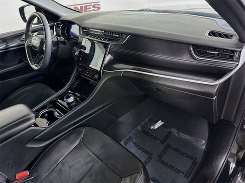 Used 2023 Jeep Grand Cherokee Altitude image 32