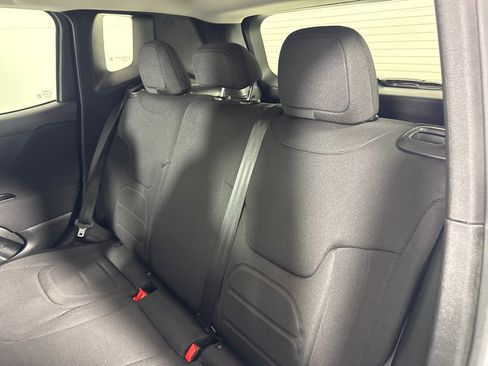 Used 2019 Jeep Renegade Latitude w/ Cold Weather Group image 22