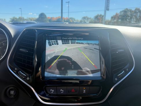 Used 2021 Jeep Cherokee Limited image 24