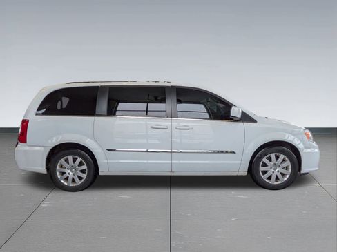 Used 2015 Chrysler Town & Country Touring image 7