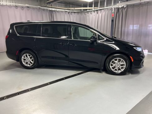 Used 2024 Chrysler Pacifica Touring-L w/ Uconnect Theater Family Group FWD image 8