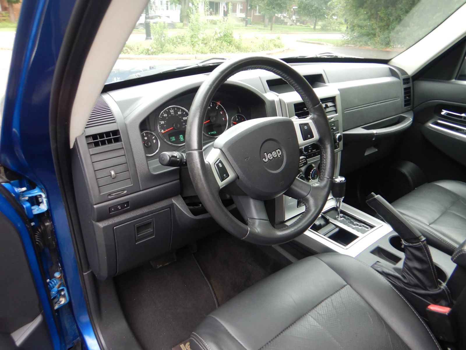 Used 2009 Jeep Liberty Limited w/ Premium Group AWD/4WD image 12