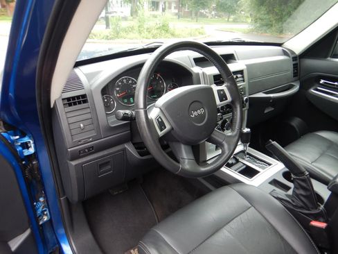 Used 2009 Jeep Liberty Limited w/ Premium Group AWD/4WD image 12