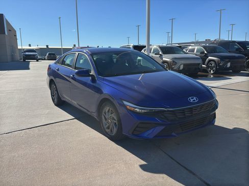 Certified 2024 Hyundai Elantra SEL image 2