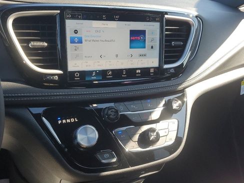 Used 2025 Chrysler Pacifica Select FWD image 15