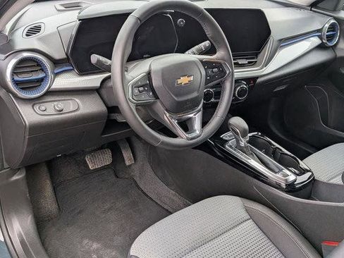 Used 2025 Chevrolet Trax LT w/ LT Convenience Package FWD image 11