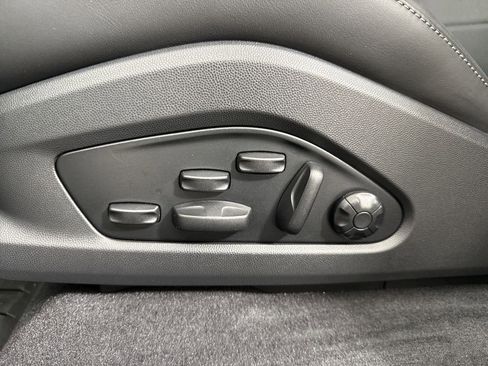 Certified 2025 Porsche Macan Turbo Electric AWD/4WD image 41