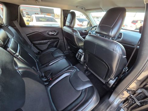 Used 2016 Jeep Cherokee Trailhawk w/ Cold Weather Group image 17