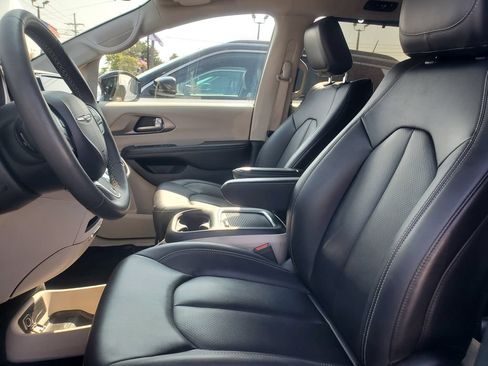 Used 2024 Chrysler Pacifica Touring-L FWD image 5