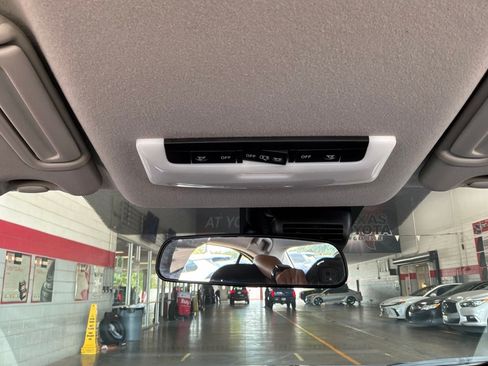 Used 2025 Nissan Versa SV FWD image 15