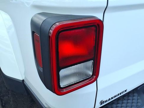 Certified 2022 Jeep Gladiator Sport AWD/4WD image 14