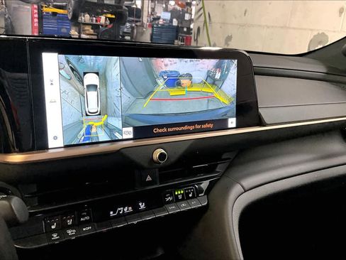 Certified 2025 Toyota Crown Signia image 27