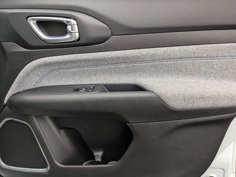 Used 2025 Jeep Compass Latitude image 34