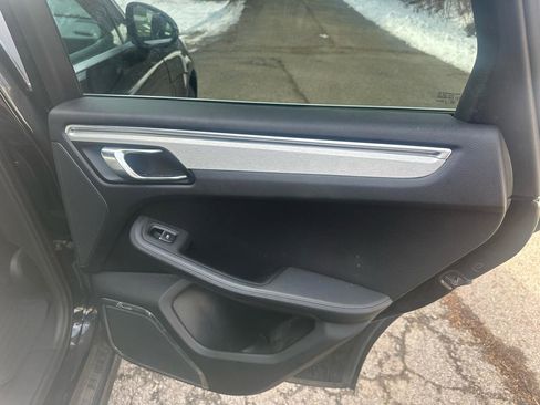 Used 2015 Porsche Macan Turbo image 23