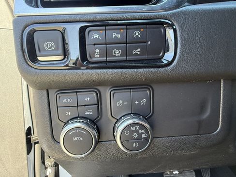 Used 2025 GMC Yukon XL Denali AWD/4WD image 23