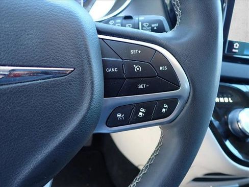 Used 2024 Chrysler Pacifica Touring-L FWD image 15