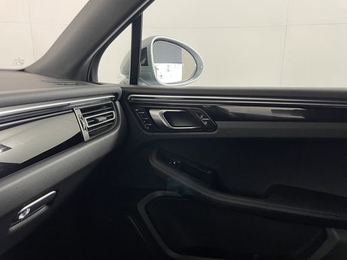 Used 2025 Porsche Macan image 14