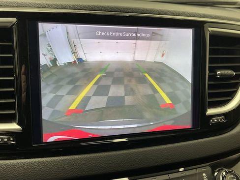 Used 2023 Chrysler Pacifica Touring-L image 5