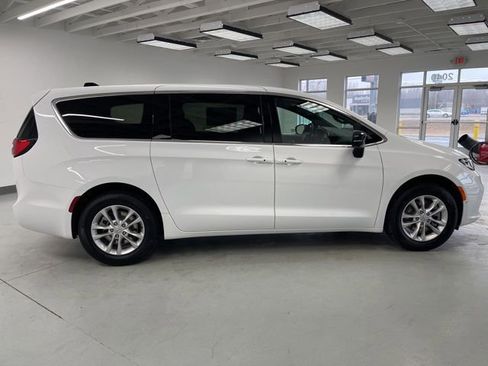New 2026 Chrysler Pacifica Select AWD/4WD image 9