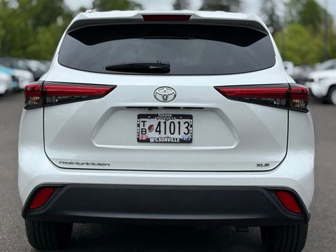 Used 2023 Toyota Highlander XLE FWD image 4
