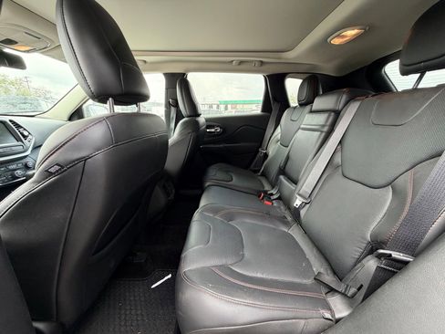 Used 2016 Jeep Cherokee Trailhawk w/ Comfort/Convenience Group AWD/4WD image 10