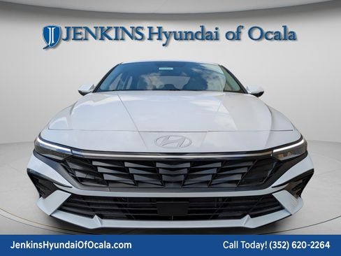 Used 2025 Hyundai Elantra Limited image 8