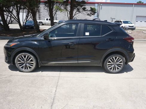 Used 2021 Nissan Kicks SR w/ Interior Electronics Package FWD image 16