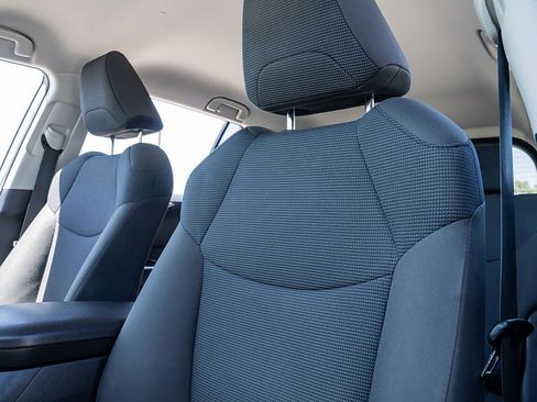 Used 2021 Toyota RAV4 LE image 25