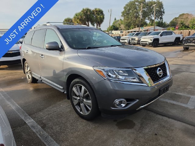 Used 2015 Nissan Pathfinder Platinum w/ Family Entertainment Package FWD image 1