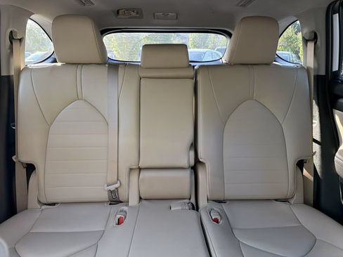 Used 2024 Toyota Highlander XLE FWD image 28