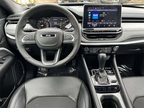 Used 2024 Jeep Compass Latitude image 8