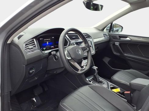 Used 2023 Volkswagen Tiguan SE image 9