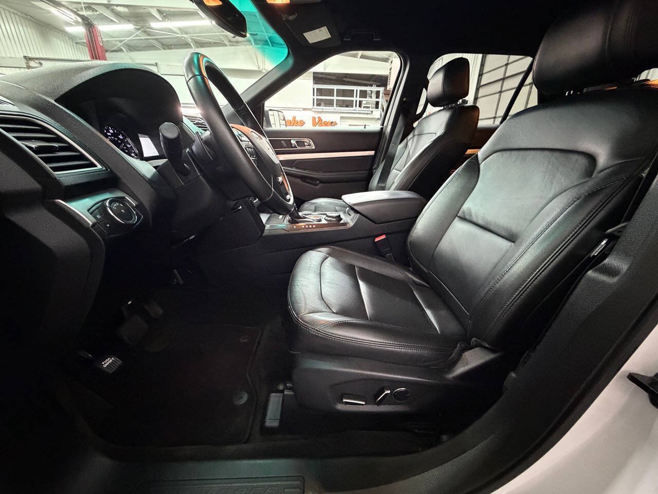Used 2016 Ford Explorer XLT w/ Equipment Group 202A AWD/4WD image 13