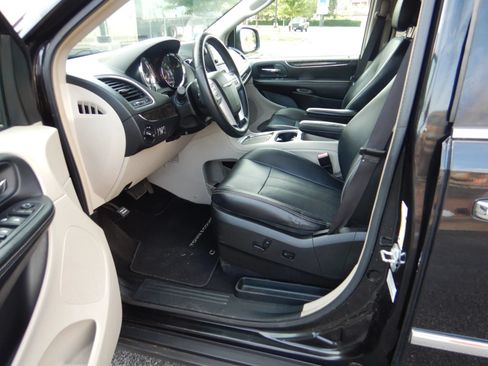 Used 2015 Chrysler Town & Country Touring-L w/ Driver Convenience Group FWD image 11