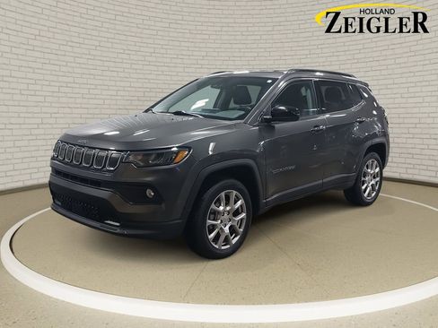 Used 2022 Jeep Compass Latitude image 1
