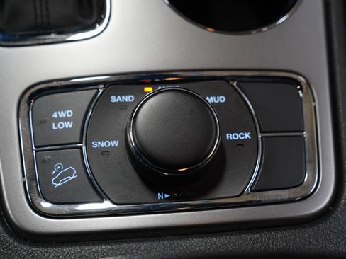 Used 2019 Jeep Grand Cherokee Laredo image 30